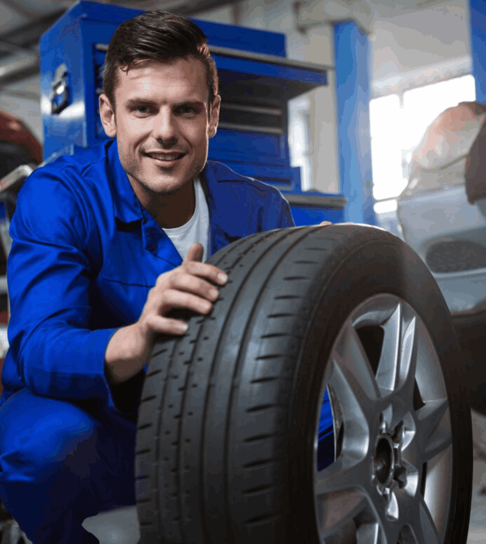 Mechanic examining tyre<br />
